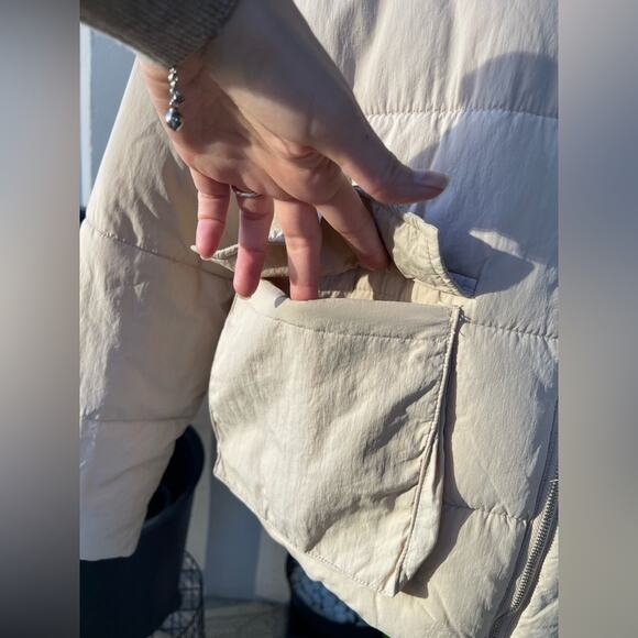 ☘️ Sinsay Short Puffer Jacket with Zip Collar and Patch Pockets in Cream Color - Picture 6 of 14